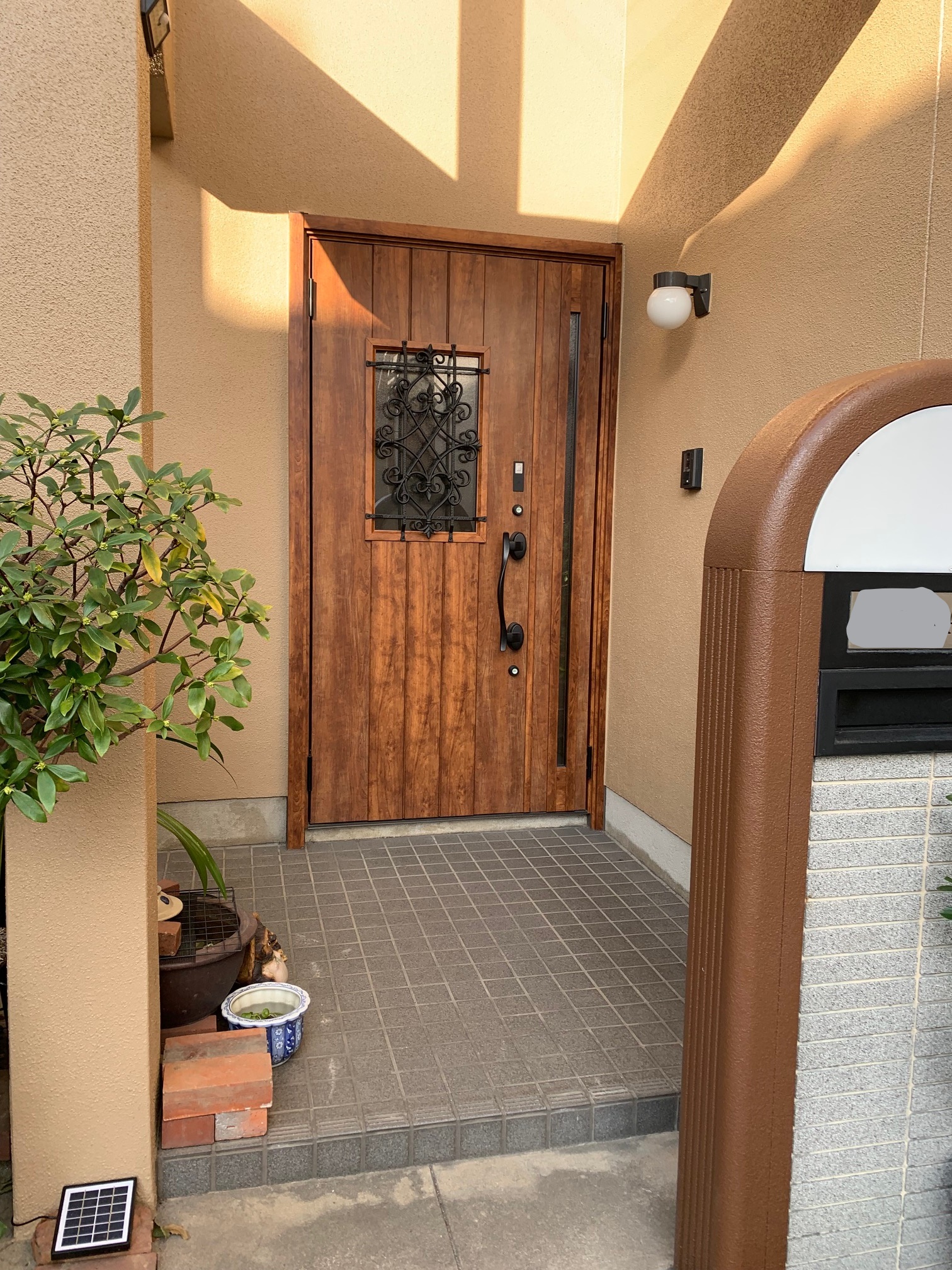 さくらエステート 大牟田店の外壁塗装と一緒に　玄関ドア取替の施工後の写真2